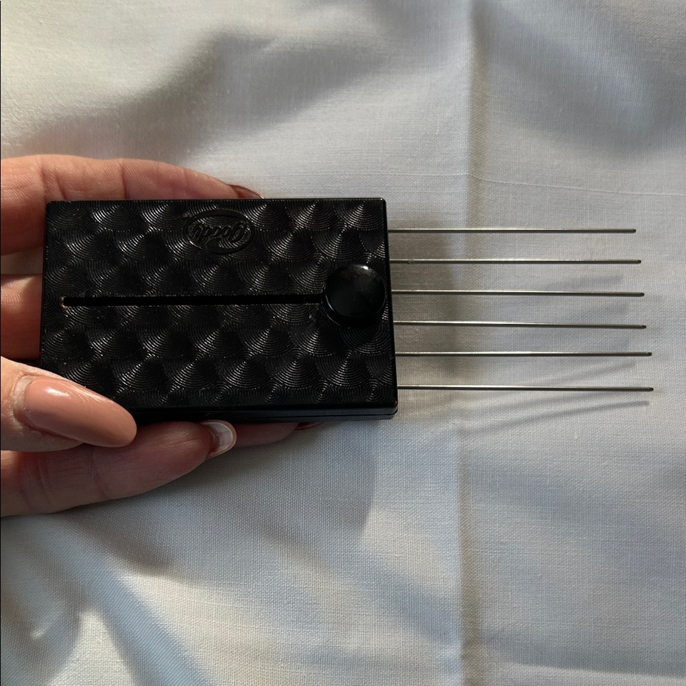 Black Goody pick pin Compact (vintage)